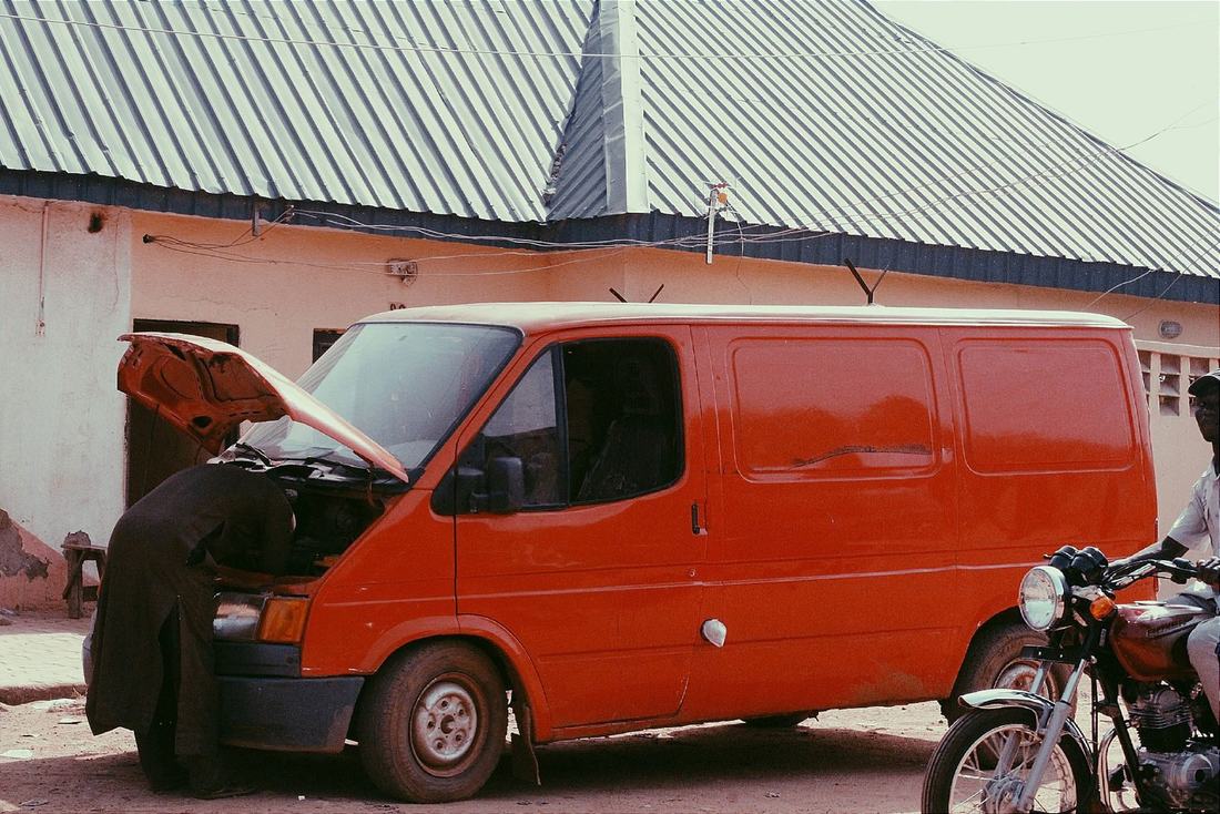 Używane auto z otwartą maską na osiedlowej ulicy