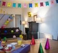 Kolorowe balony i dekoracje urodzinowe w pustej sali