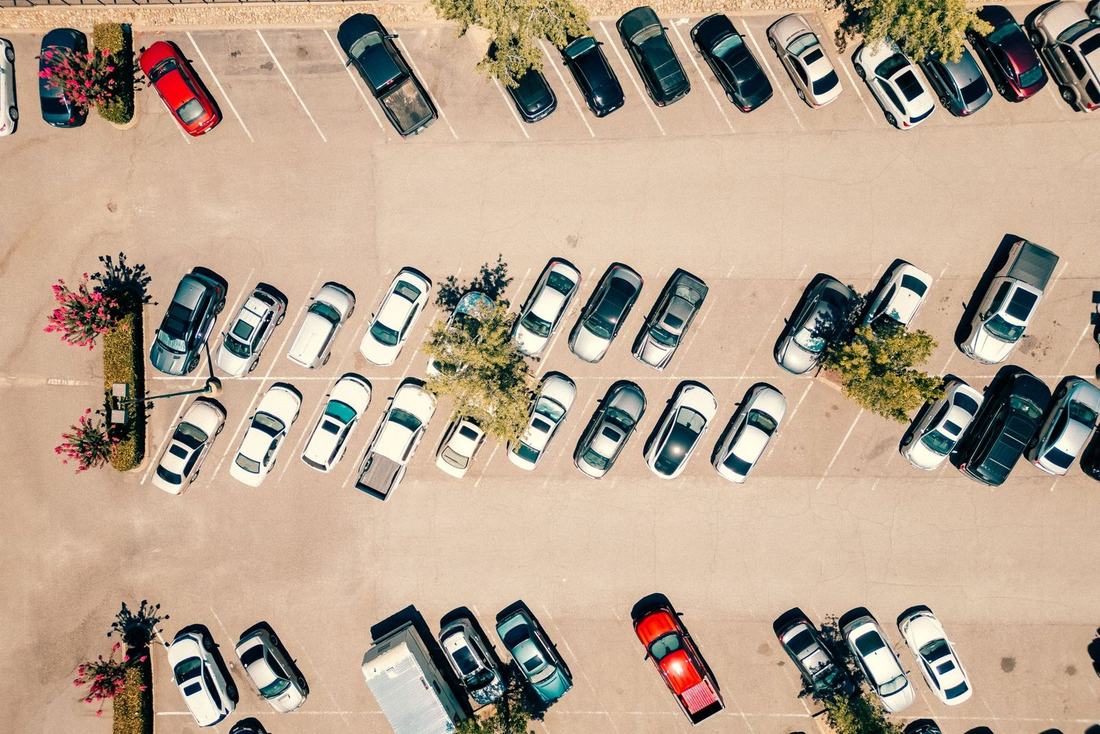 Rząd samochodów służbowych na parkingu przed biurem