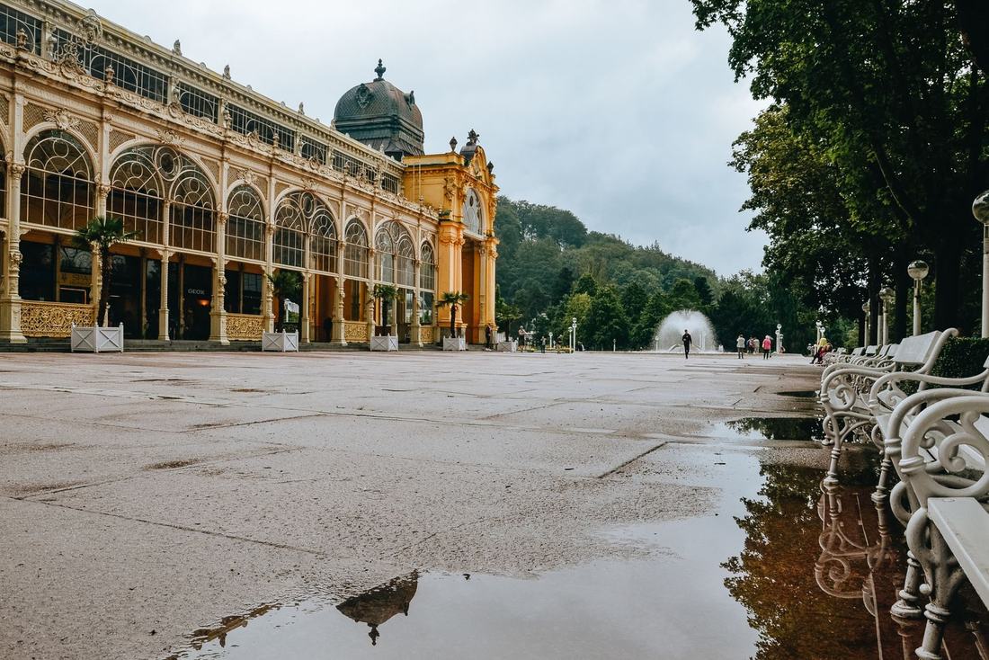 Park uzdrowiskowy z dawną pijalnią i ławkami we wrześniu