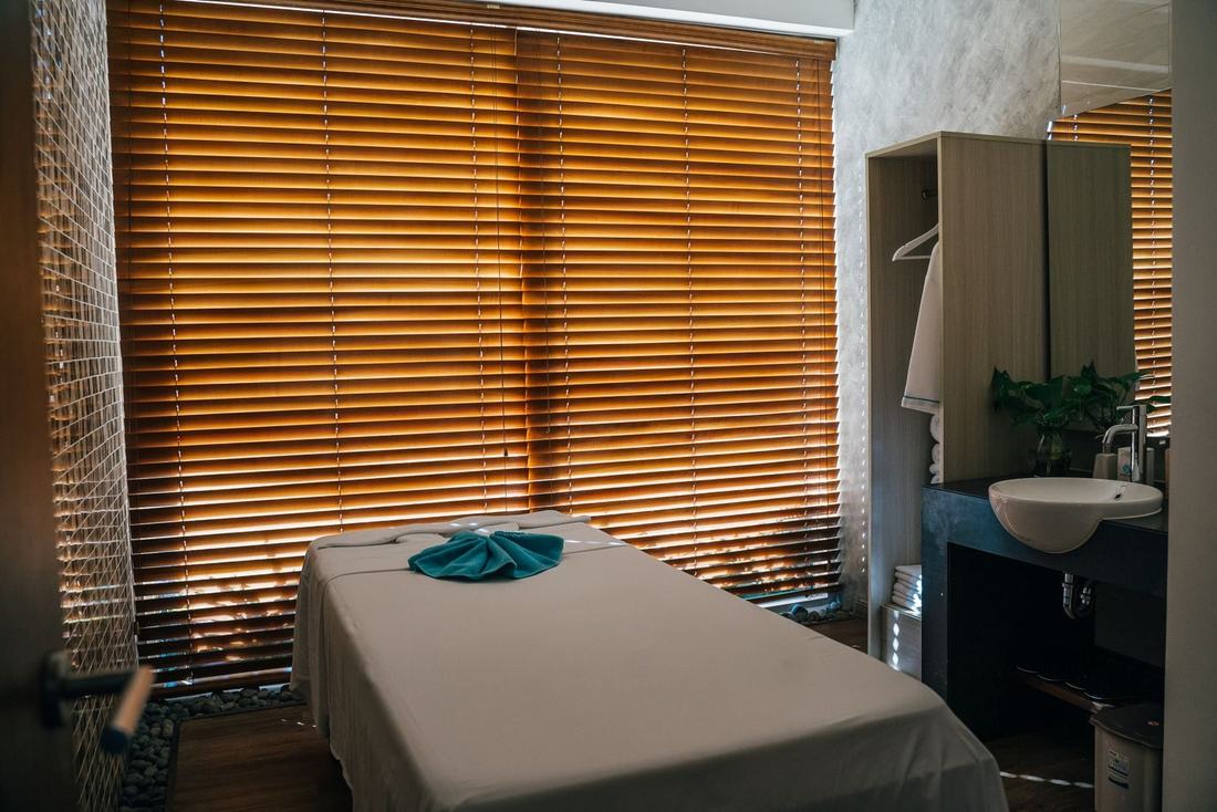 Pusta sala zabiegowa z wanną i ręcznikami